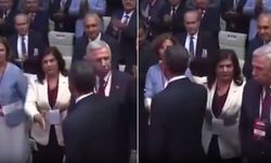Görüntüler gündem oldu! Özel, Çerçioğlu'nun elini havada bırakmış