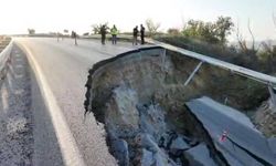 Kuşadası-Söke kara yolu çöktü