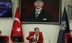 AKP'ye geçeceği söylenilen Özlem Çerçioğlu AKP'ye geçen belediye başkanına tepki göstermişti