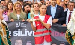 CHP'li gençler Aydın'da 'omurga' maketiyle yürüdü
