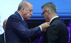 Telefonunu kapatıp AKP'ye geçen belediye başkanı sessizliğini rozet takılınca bozdu