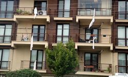 Bolu'da Kartalkaya duruşması öncesi evlerine beyaz çarşaf astılar
