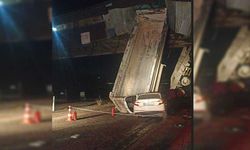 Kamyonun damperi açıldı, arkadan gelen araç çarptı! Ölü ve yaralılar var