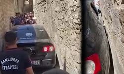 Navigasyon faciası! Şanlıurfa'da dar sokağa giren sürücü sıkıştı