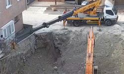 Temel kazısı sırasında 5 katlı binanın girişi çöktü, evlerine vinçle girdiler