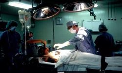 Hastayı ameliyat masasında bırakarak cinsel birliktelik yaşayan doktor ve hemşire hakkında karar