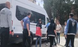 Çocuklar koruma altına alınınca aile polislere taşla saldırdı