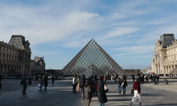 Louvre Müzesi'deki soygunda çalınanların değeri dudak uçuklattı