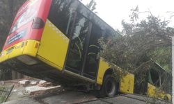 Freni patlayan otobüs duvarda asılı kaldı