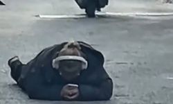 Kimse ne olduğunu anlamadı! Yere yatıp reels kaydırdı