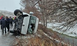 Sivas'ta öğrenci servisi devrildi! 15 yaralı