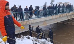 Otomobil kanala düştü! Baba ve 3 çocuğu aranıyor
