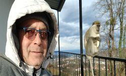 Hayvanat bahçesinden kaçan maymuna balkonunda muz verdi