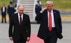 Beyaz Saray'da yenilenen salonda Trump ve Putin'in birlikte fotoğrafı yer alıyor
