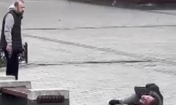 Mısır Çarşısı'nın girişinde silahlı saldırı! Vurduğu kişinin başında bekledi