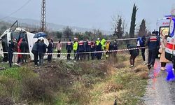 Memurları taşıyan midibüs devrildi: 1 ölü, 25 yaralı