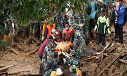 Endonezya'daki toprak kaymasında hayatını kaybedenlerin sayısı 53'e yükseldi