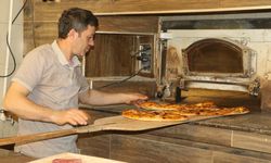 Fırın ustalarının 300 derece sıcakta pide mesaisi