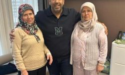 İki kız kardeş aynı gün meme kanserini yendi