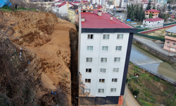 Korku apartmanı! Heyelan vurdu, mühür kalktı, endişe sürüyor!