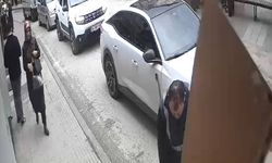 Reklam tabelası temizlik işçisinin başına düştü