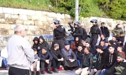 İsrail Mescid-i Aksa'yı kapadı, Filistinliler bayram namazını çevresinde kıldı