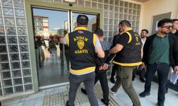 Polisi karşısında gören firari hükümlü, ayakkabısız kaçmaya çalıştı