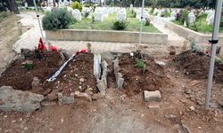 Saldırıda hayatlarını kaybeden öğrencilerin mezarlarını ziyaret edip gözyaşı döktüler