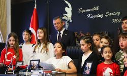 Özgür Özel, koltuğunu 5'inci sınıf öğrencisi Elisa'ya devretti