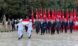 Bakan Bak, gençler ve sporcularla birlikte Anıtkabir'i ziyaret etti