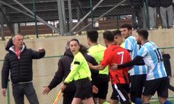 Sahaya girip orta hakeme yumruk atan futbolcu serbest kaldı, kulübüyle ilişiği kesildi