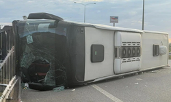 Yolcu otobüsü refüje çarpıp devrildi: 36 yaralı