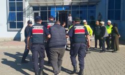 Edirne'de durdurulan taksiden 4 kaçak göçmen çıktı