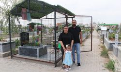 Ölen kızlarının hatıraları çalınınca mezarının etrafını çitle çevirip, kapı yerleştirdiler