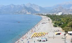 Hava sıcaklığının 38 dereceye ulaştığı Antalya'nın sahillerinde yoğunluk yaşandı