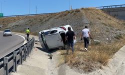 Başakşehir'de bariyerlere çarpan otomobil takla attı: 3 yaralı
