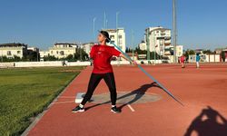 Enkazda ailesini ve kolunu kaybeden Meryem, 3 farklı branşta Türkiye şampiyonu oldu
