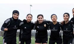FIFA kararı sonrası Afgan kadın futbol takımı ilk kez sahaya çıktı