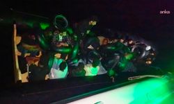 İzmir açıklarında 25 düzensiz göçmen yakalanırken, denizde mahsur kalan 4 balıkçı kurtarıldı