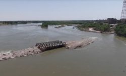 Türkiye'nin desteğiyle Fırat Nehri üzerine yüzer köprü kuruldu