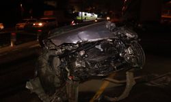 İstanbul'da polisten kaçan otomobil viyadükten uçtu: 3 yaralı