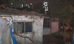 Gecekondu alev alev yandı, 7 kişilik aile ölümden döndü