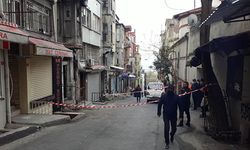 Fatih'te bina çöktü: Bir kişi mahsur kaldı