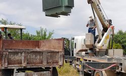 Traktör römorklarına yüklenmiş 3 kaçak elektrik trafosu bulundu