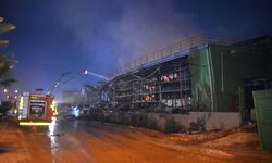 Adana'daki fabrika yangınında soğutma çalışmaları sürüyor
