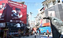 Beşiktaş Belediyesi, tüm cadde ve sokakları Zafer Bayramı'nın afişleriyle donattı