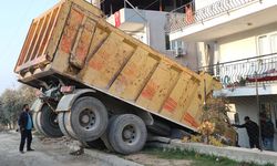 Freni boşalan kamyon bahçeye girdi