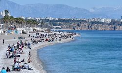 Antalya'da güneş çıktı, Konyaaltı Sahili doldu taştı