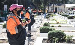 Şehit kabristanını önce temizlediler, sonra şehitlerin ruhları için dua okudular