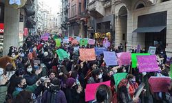 8 Mart Feminist Gece Yürüyüşü'ne katılan kadınlar ev baskınıyla gözaltına alınıyor!